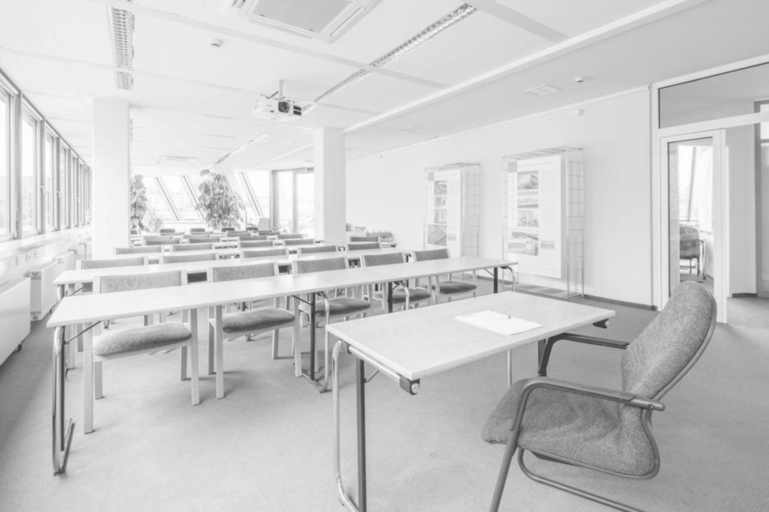 Person arbeitet an Finanzplanung am Schreibtisch