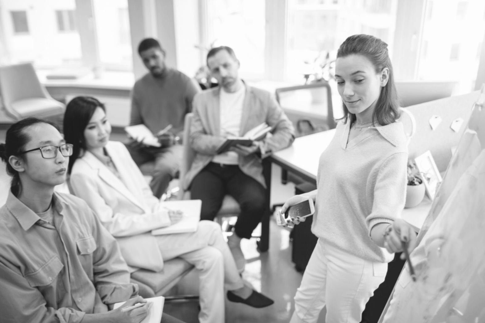 Budgetplanung Arbeitsplatz mit Dokumenten