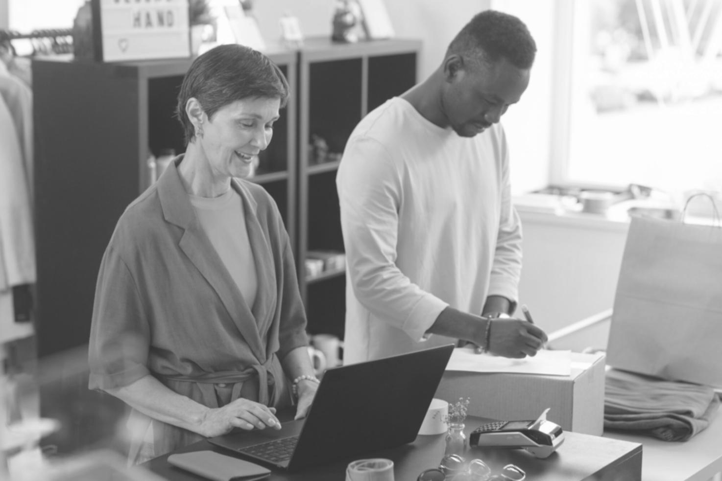 Finanzberatung am Arbeitsplatz mit Dokumenten und Laptop